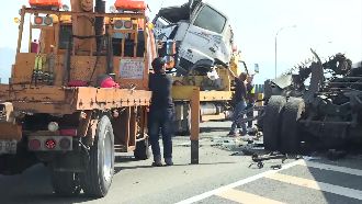 慘！拖板車超重還超車　國道自撞解體