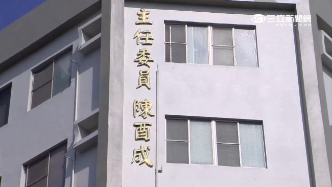 大樓外牆驚見落款！住戶轟主委大頭症