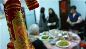 過年,除夕團圓飯 ▲圖／攝影者陳 好酸, flickr CC License (https://www.flickr.com/photos/dennis_hsuan/3240778780/) 