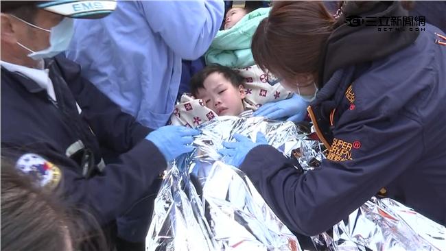 小兄妹死裡逃生　母子三人相擁而泣