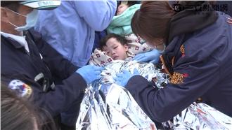 小兄妹死裡逃生　母子三人相擁而泣