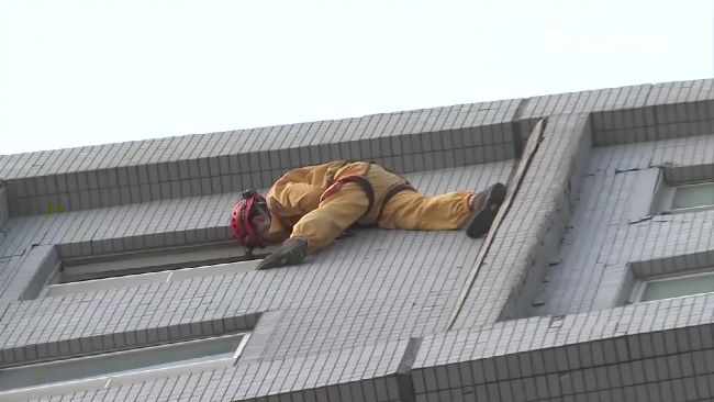 出動雲梯救難　救難人員冒險攀高樓