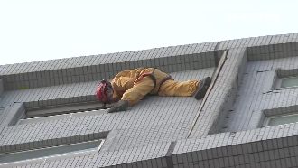 出動雲梯救難　救難人員冒險攀高樓