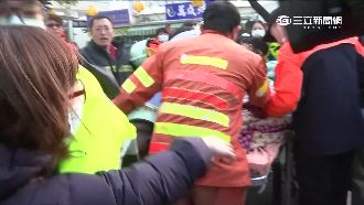 以身護2幼子！媽媽被壓水泥牆終獲救