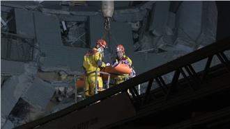 快訊／維冠大樓塌　搜救隊再救2女！