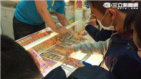 台灣彩券、刮刮樂-王怡翔攝