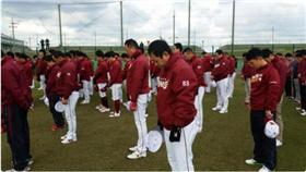 ▲樂天金鷲隊員練習前進行默哀（圖／翻攝自樂天金鷲官方推特）
https://twitter.com/Rakuten__Eagles/status/696139457301327872