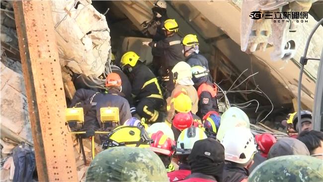 受災戶感謝警消人員：趴地讓我踩過去
