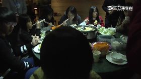 災民圍爐..哭2300