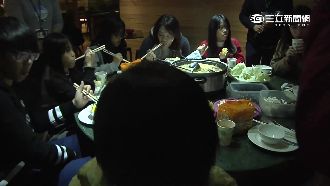 不孤單！佛光山、飯店助災民吃團圓飯