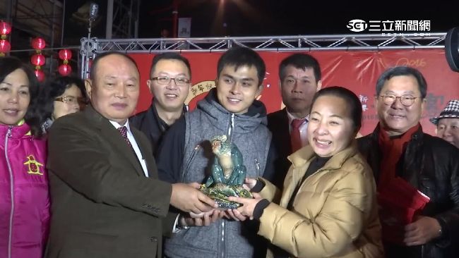 搶到了！新港奉天宮頭香男願天佑台灣