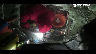 影／搜救畫面曝光　警消破四道牆救她