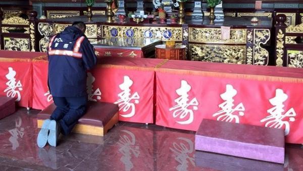 換哨休息先祈福　員警這背影讓人鼻酸