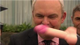 假陽具,打臉,紐西蘭,部長（圖／翻攝自BBC）
http://www.bbc.com/news/world-asia-35499554