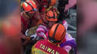 救難人員傳毛毯　救出8歲童與阿姨！