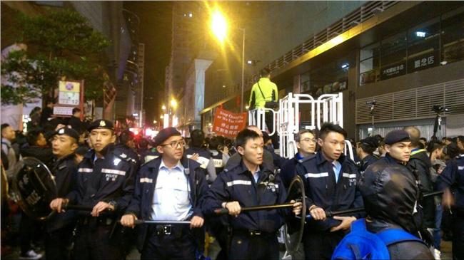 取締攤販爆衝突　港警鳴槍與民眾對峙