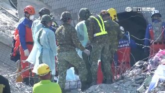 家人還在裡面！婦痛哭跪求賴清德救援