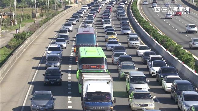 國道省道塞爆　車輛時速低於30公里