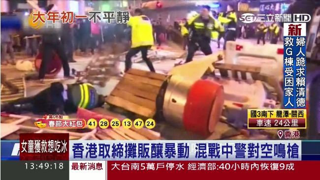 不滿攤販遭取締　香港爆警民衝突