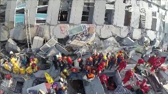 維冠倒塌後內部滑移　只能夾縫中救人