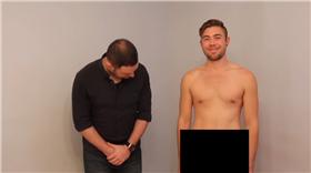 異男第一次觸碰其他男生的生殖器（圖／翻攝自YouTube）