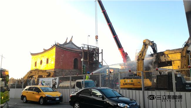 忠孝橋引道走春　民眾KUSO寫留言