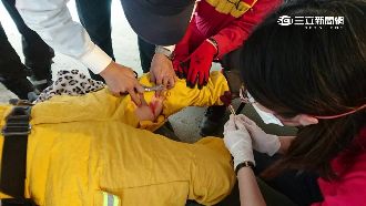 被飛來鋼條刺傷腿　義消：無傷大雅啦