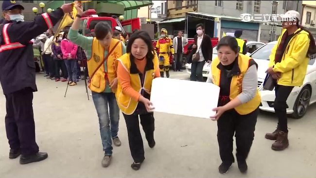 免費供應熱食、手機　災區送暖不間斷