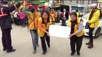 免費供應熱食、手機　災區送暖不間斷