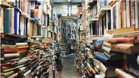 書堆示意圖（圖／翻攝自pixabay圖庫）