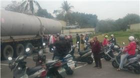 里長找來水車供里民取用(圖翻攝自許智雄臉書)