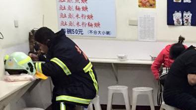 義消吃飯客人搶買單　故事感動上萬人