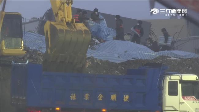 台南大雨恐影響救災！國軍急蓋防水布