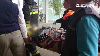 電梯門開主體卻沒上升　婦人踩空慘摔