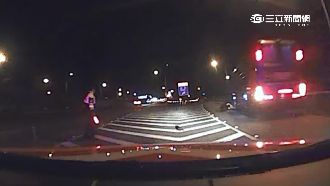 遊覽車衝撞攔查　國道員警險遭爆頭