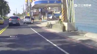 轎車未注意撞飛騎士　機車彈進加油站