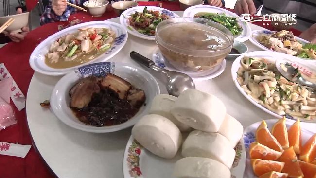 小胃女怨聚餐總點合菜：都大食怪朋友在吃