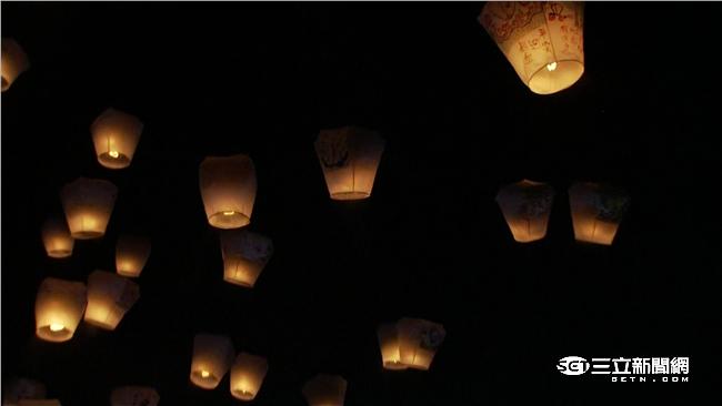 平溪天燈冉冉升空　盼為台南災民祈福