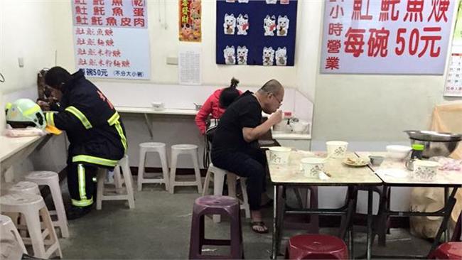 義消吃飯網友搶買單　臉書發文淚謝！