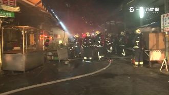 巷弄深夜冒濃煙　無人辦公室竄火舌