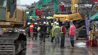 屋倒又遭擠壓　維冠A棟被擠入地底！