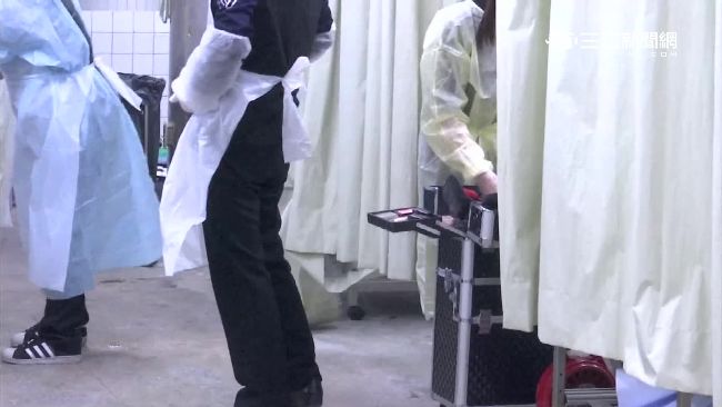 試躺透明屍袋　躺完抱怨：看不到外面