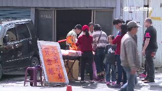 財神廟外佔位賣金紙　廟方反制不給燒