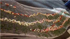 高中男生準備900朵康乃馨送全校女同學
翻攝自Hayden Godfrey臉書
https://www.facebook.com/Spacefish7?fref=nf