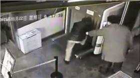 陸男糗跟行李一起安檢／Trending in China FB/https://www.facebook.com/trendinginchina/videos/632664753503678/