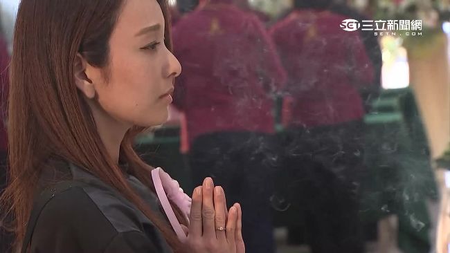 不捨！愛紗現身殯儀館悼小粉絲