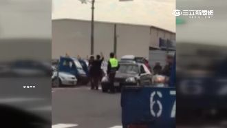 離婚又被狗咬　男發酒瘋街頭叫囂襲警