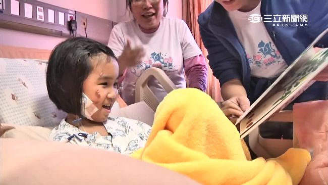 吃思樂冰看童書！林素琴露笑容獻飛吻