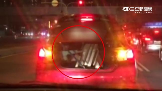 人肉繩索？小女孩塞後車廂扶大型家具