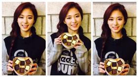 周子瑜拍影片慶祝情人節（圖／翻攝自臉書）